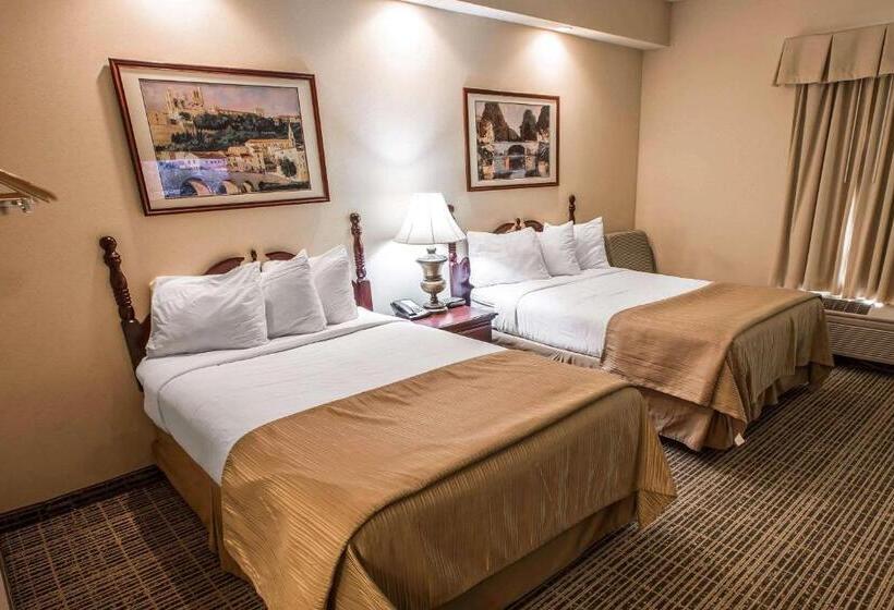 带2个双人床的标准工作室, Quality Inn