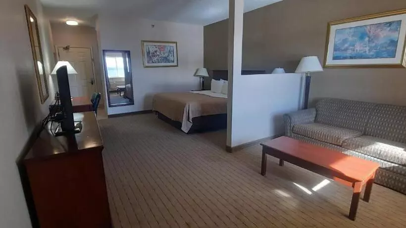 キングサイズベッドのスタンダードルーム, Quality Inn & Suites Grants   I 40