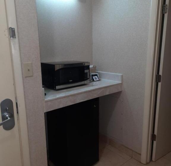 غرفة قياسية, Quality Inn & Suites Grants   I 40