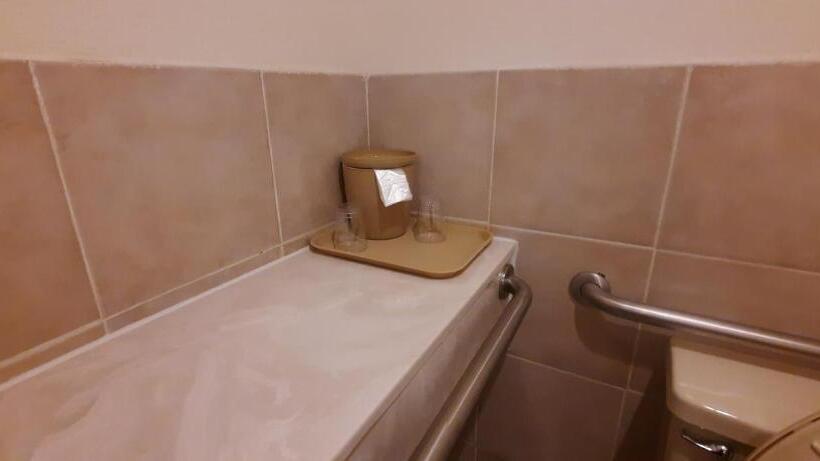 غرفة قياسية لذوى الاحتياجات الخاصة, Quality Inn & Suites Grants   I 40