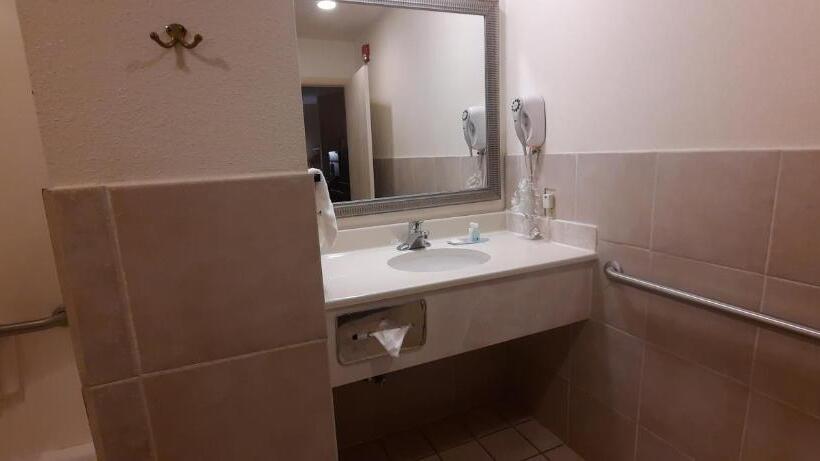 غرفة قياسية لذوى الاحتياجات الخاصة, Quality Inn & Suites Grants   I 40