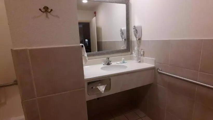 身障者適用スタンダードルーム, Quality Inn & Suites Grants   I 40