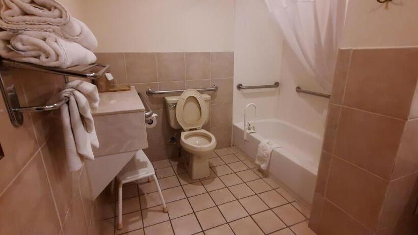 غرفة قياسية لذوى الاحتياجات الخاصة, Quality Inn & Suites Grants   I 40