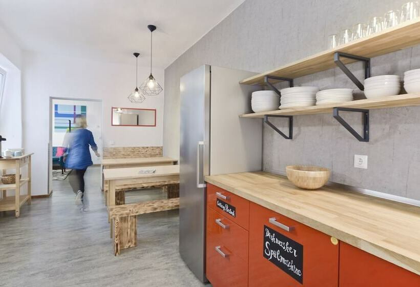 اتاق استاندارد یک تخته با سرویس بهداشتی مشترک, Old Town Hostel