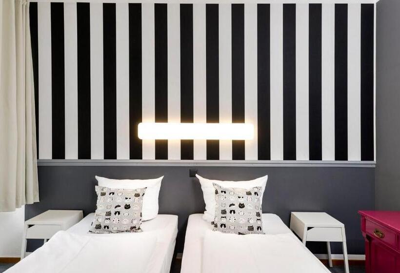 اتاق استاندارد با سرویس بهداشتی مشترک, Old Town Hostel