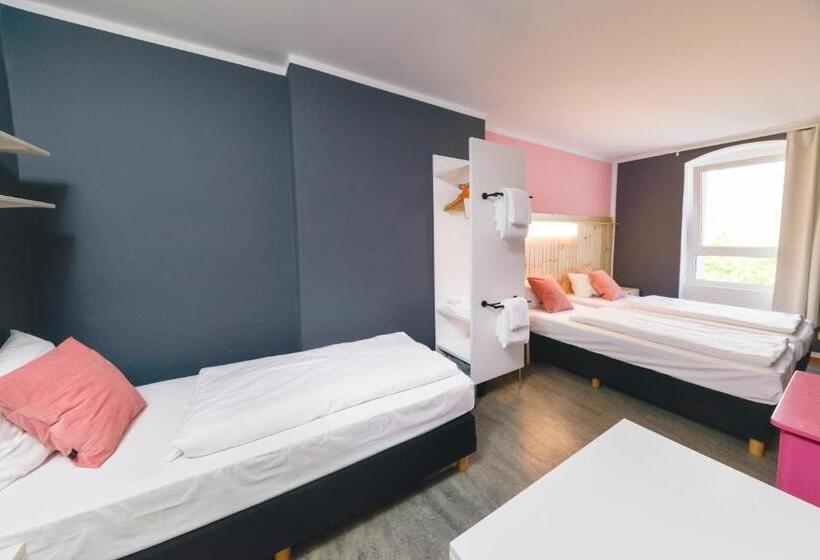 اتاق استاندارد سه تخته با سرویس بهداشتی مشترک, Old Town Hostel