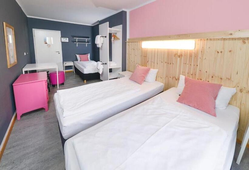 اتاق استاندارد سه تخته با سرویس بهداشتی مشترک, Old Town Hostel