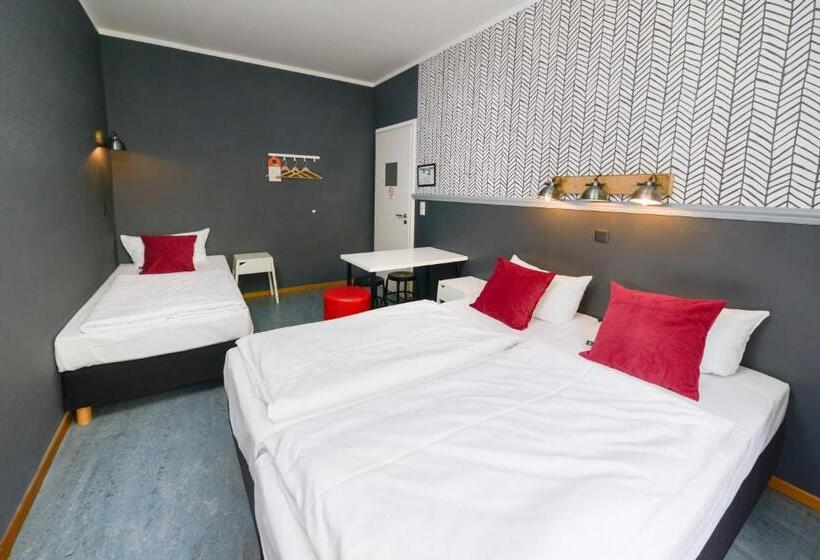 اتاق استاندارد سه تخته با سرویس بهداشتی مشترک, Old Town Hostel
