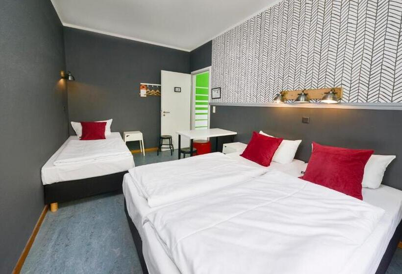 اتاق استاندارد سه تخته با سرویس بهداشتی مشترک, Old Town Hostel