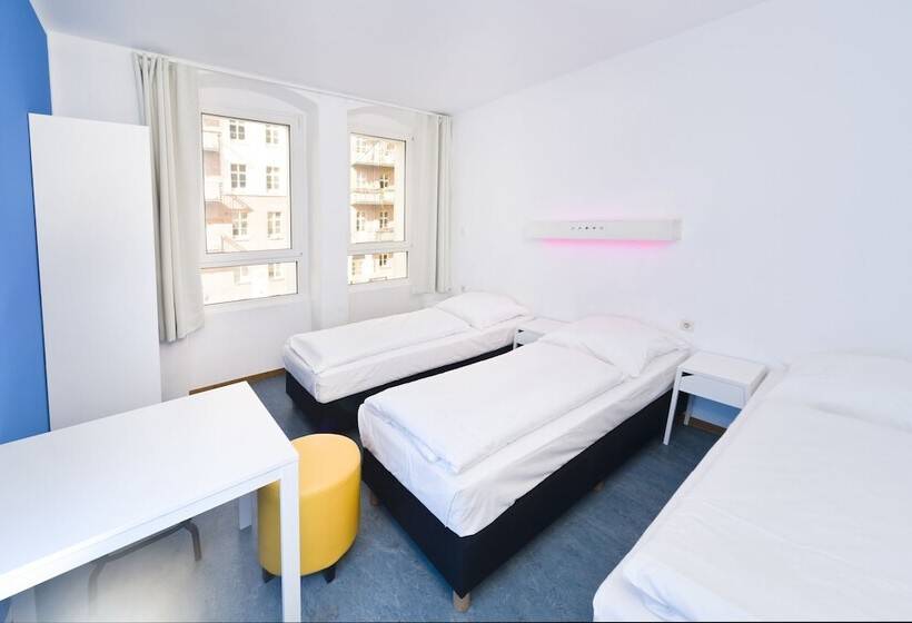 اتاق استاندارد سه تخته با سرویس بهداشتی مشترک, Old Town Hostel