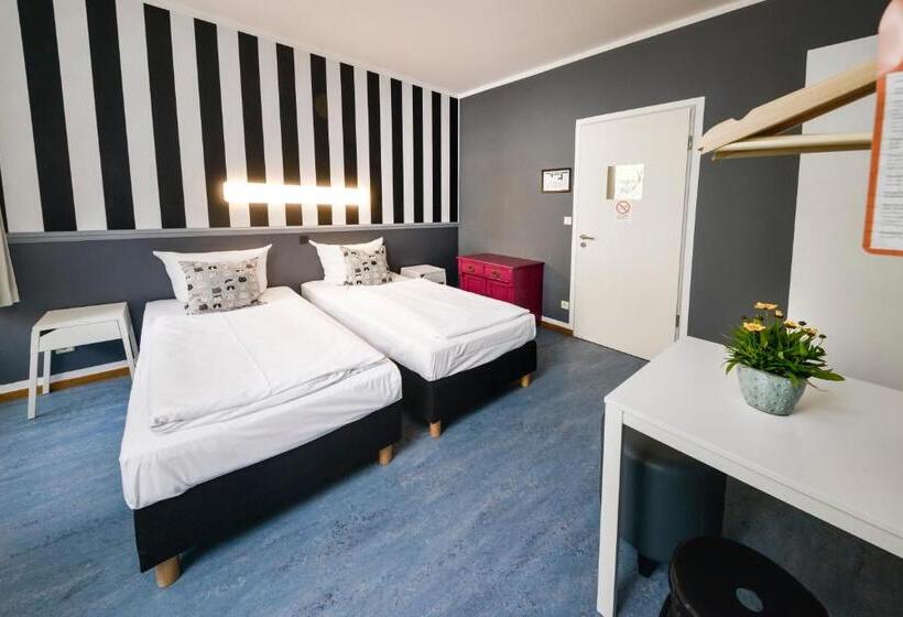 اتاق استاندارد با سرویس بهداشتی مشترک, Old Town Hostel