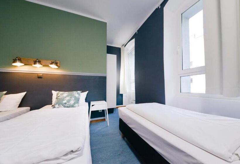 اتاق استاندارد سه تخته با سرویس بهداشتی مشترک, Old Town Hostel