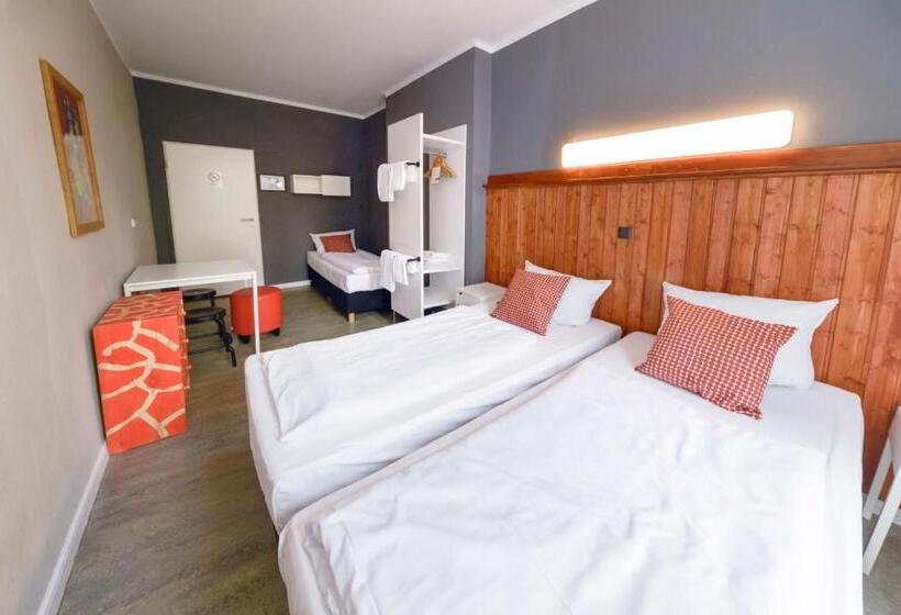 اتاق استاندارد سه تخته با سرویس بهداشتی مشترک, Old Town Hostel