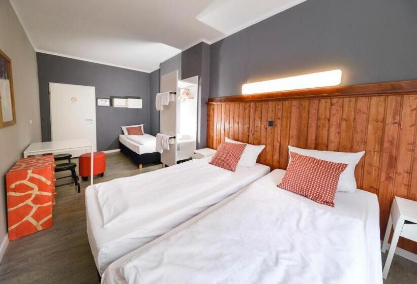 اتاق استاندارد سه تخته با سرویس بهداشتی مشترک, Old Town Hostel