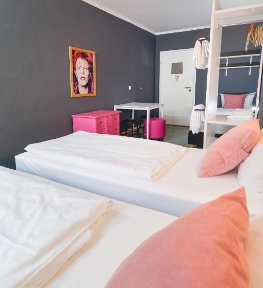 اتاق استاندارد سه تخته با سرویس بهداشتی مشترک, Old Town Hostel