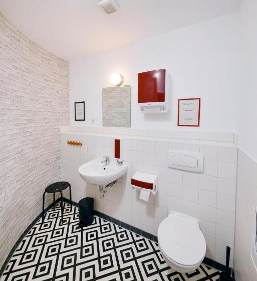 اتاق استاندارد سه تخته با سرویس بهداشتی مشترک, Old Town Hostel