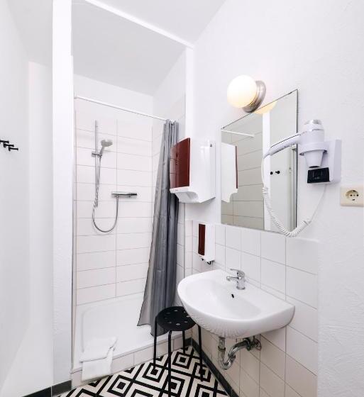 اتاق استاندارد سه تخته با سرویس بهداشتی مشترک, Old Town Hostel