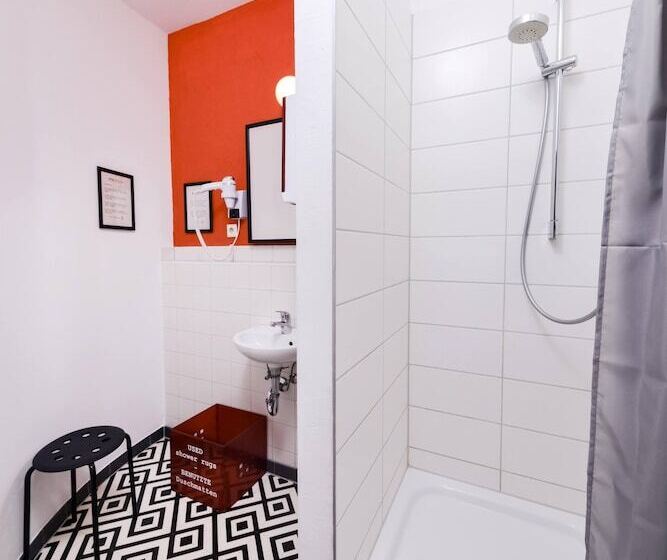 اتاق استاندارد با سرویس بهداشتی مشترک, Old Town Hostel