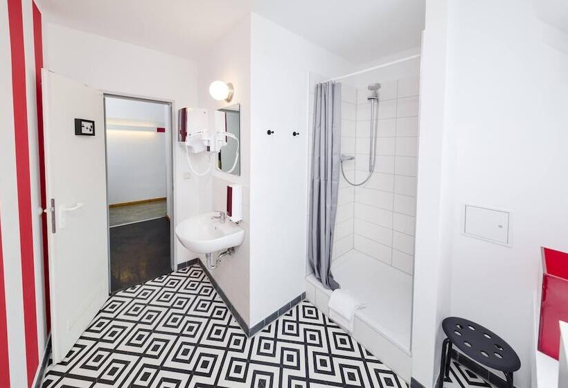 اتاق استاندارد سه تخته با سرویس بهداشتی مشترک, Old Town Hostel