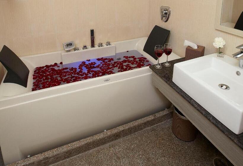 스위트 킹사이즈 침대, Days Hotel By Wyndham Neemrana