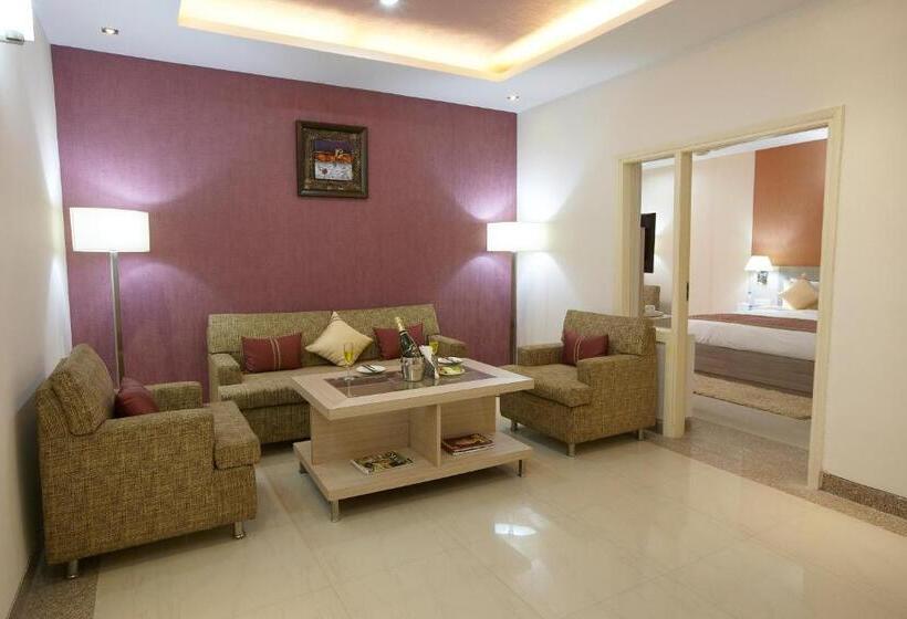 キングサイズベッドのスイートルーム, Days Hotel By Wyndham Neemrana