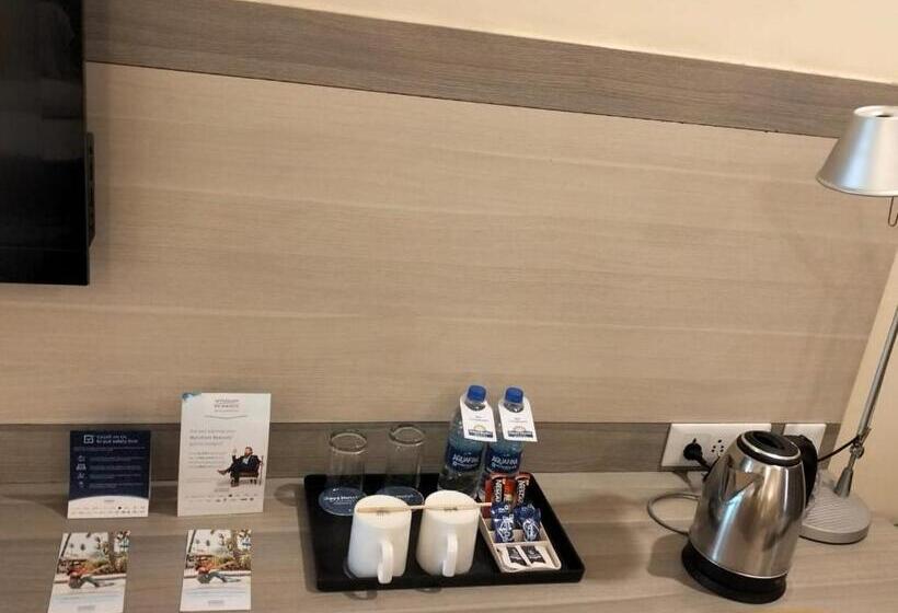 스위트 킹사이즈 침대, Days Hotel By Wyndham Neemrana