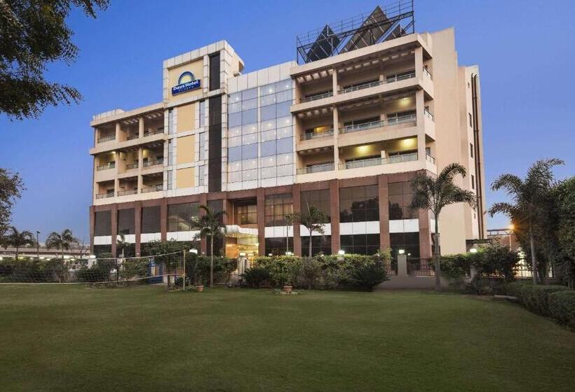 스위트 킹사이즈 침대, Days Hotel By Wyndham Neemrana