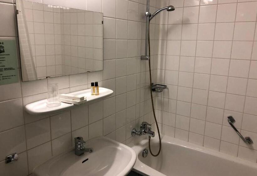 غرفة قياسية ثلاثية, New Ocean Paradise