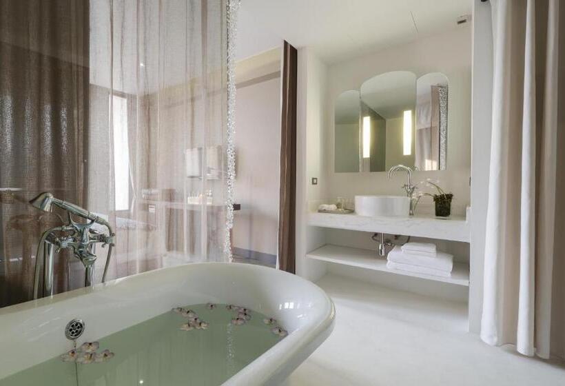 غرفة سوبيريور مطلّة علي النهر, Sala Lanna Chiang Mai