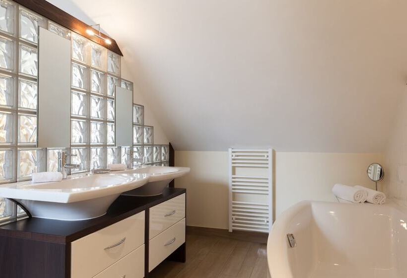 Полулюкс, The Originals Boutique, Hôtel De La Paix, Beaune
