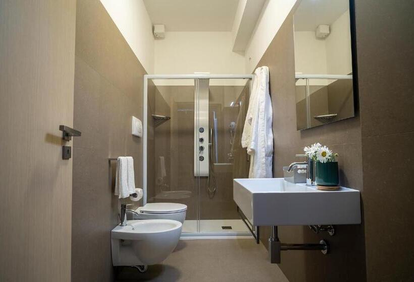 スタンダードトリプルルーム, Enny Camere