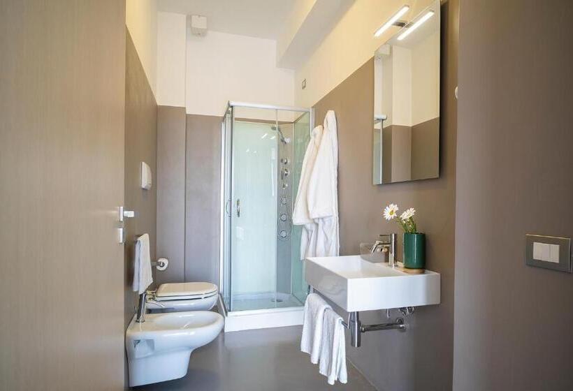 スタンダードトリプルルーム, Enny Camere