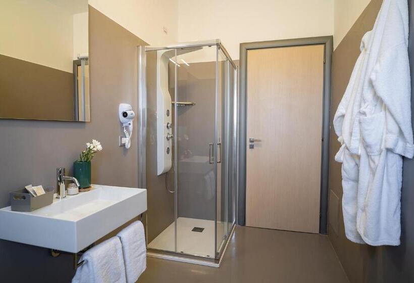 スタンダードトリプルルーム, Enny Camere