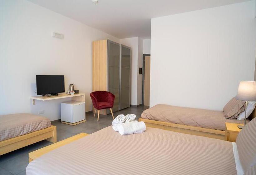 スタンダード4人部屋, Enny Camere