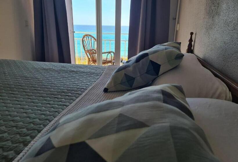 غرفة عائلية مطلّة علي البحر, Amena Mar