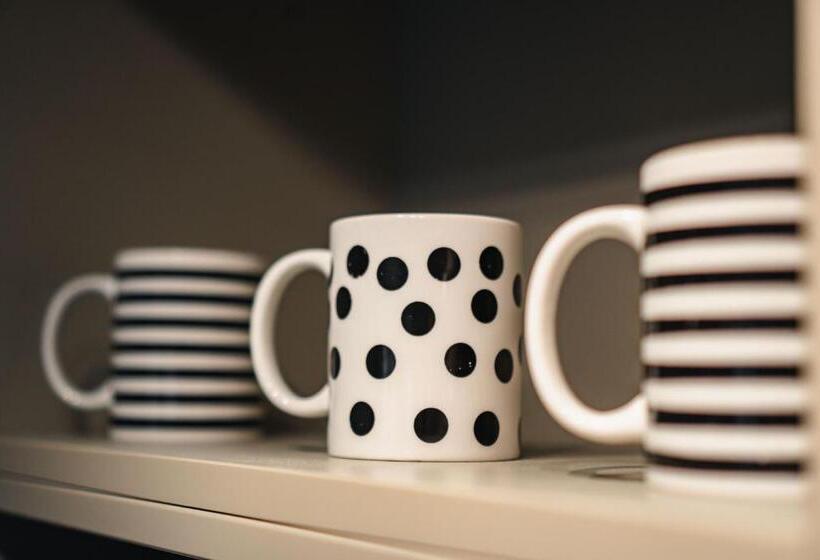 スタンダードスタジオ, 10 Cottages