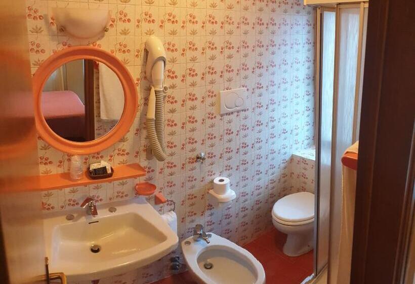 غرفة قياسية, Adriana