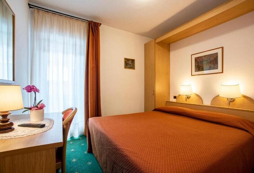 غرفة قياسية, Adriana