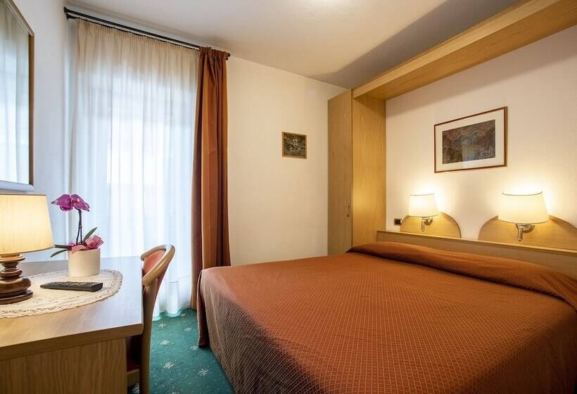 غرفة قياسية, Adriana