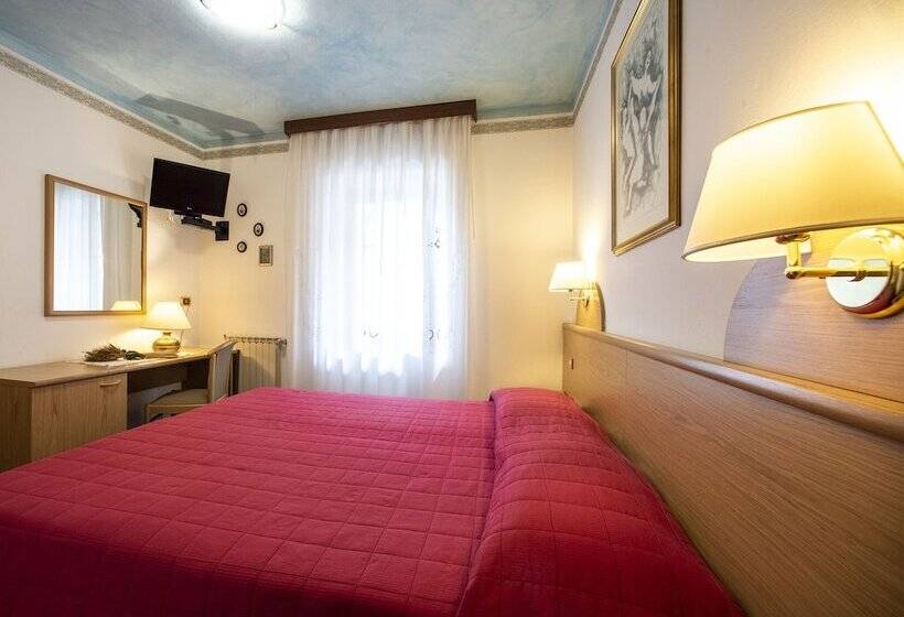 غرفة قياسية, Adriana