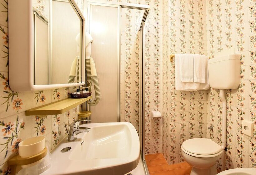 غرفة قياسية ثلاثية, Adriana