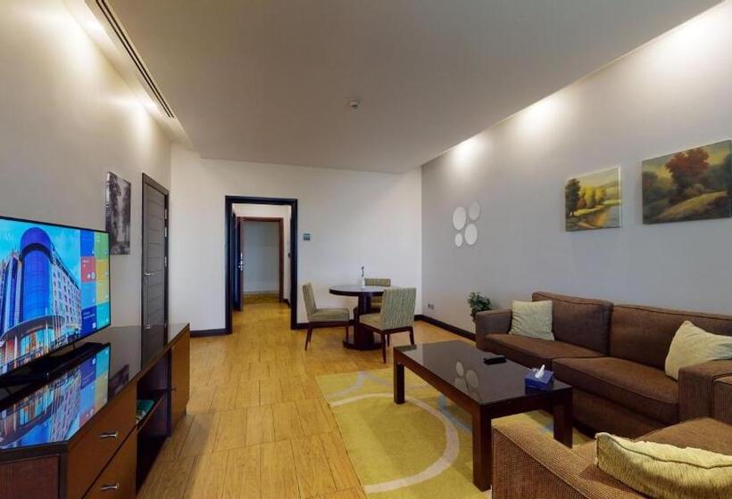 سوئیت اجرایی با تخت کینگ, Ayass