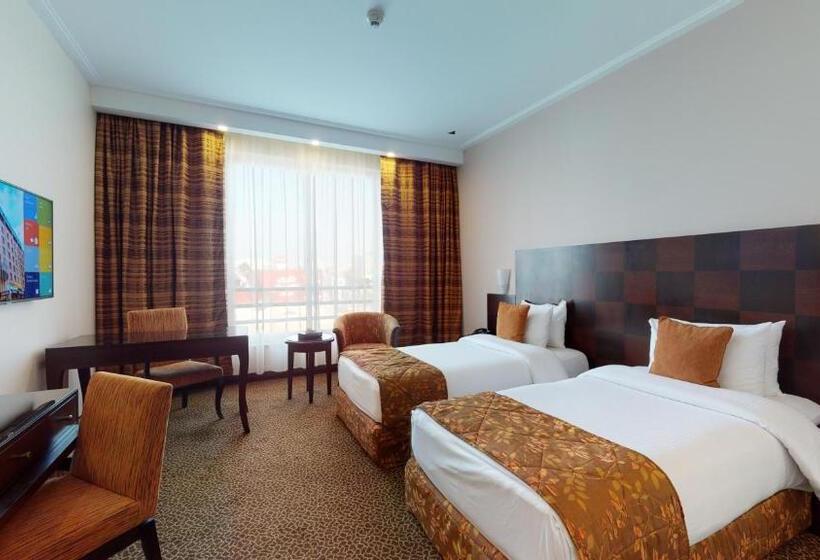 سوئیت اجرایی با تخت کینگ, Ayass