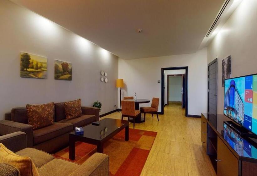 سوئیت اجرایی با تخت کینگ, Ayass