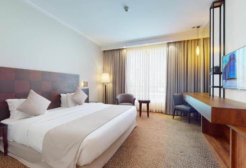 سوئیت اجرایی با تخت کینگ, Ayass