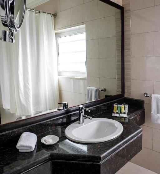 سوئیت اجرایی با تخت کینگ, Ayass