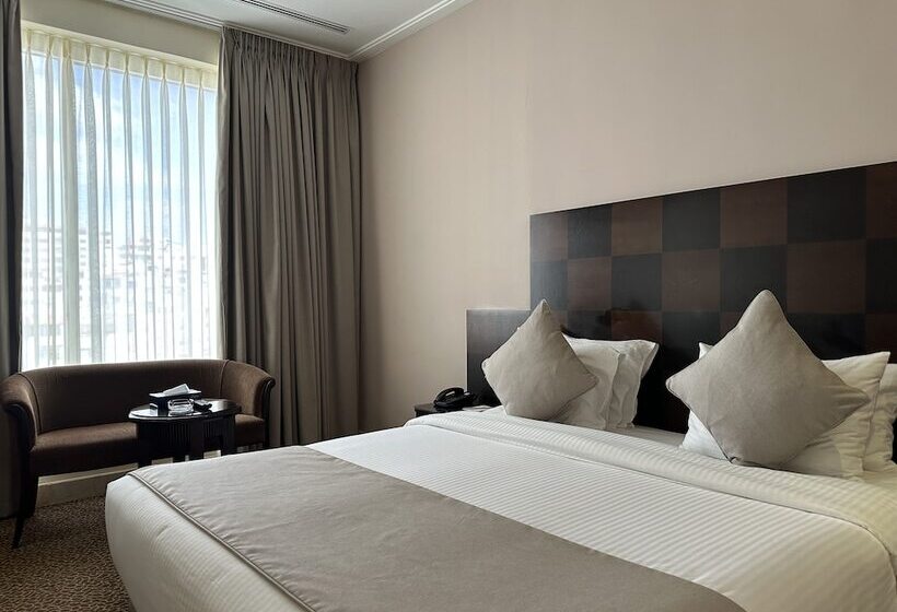 اتاق پرمیوم, Ayass