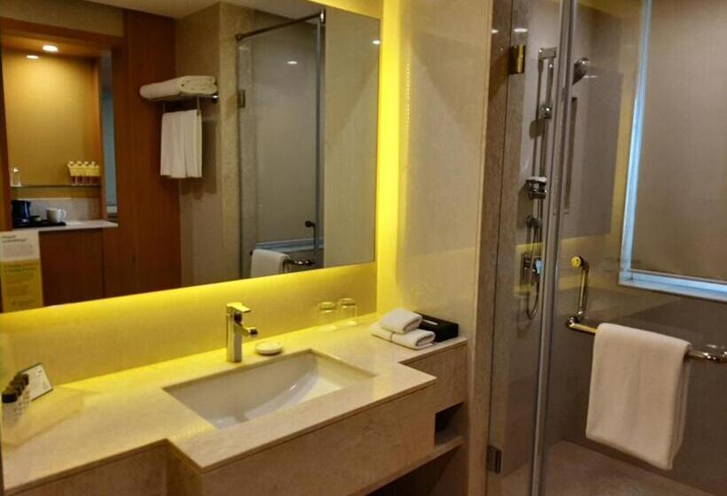 キングサイズベッドのデラックスルーム, Holiday Inn Amritsar Ranjit Avenue By Ihg