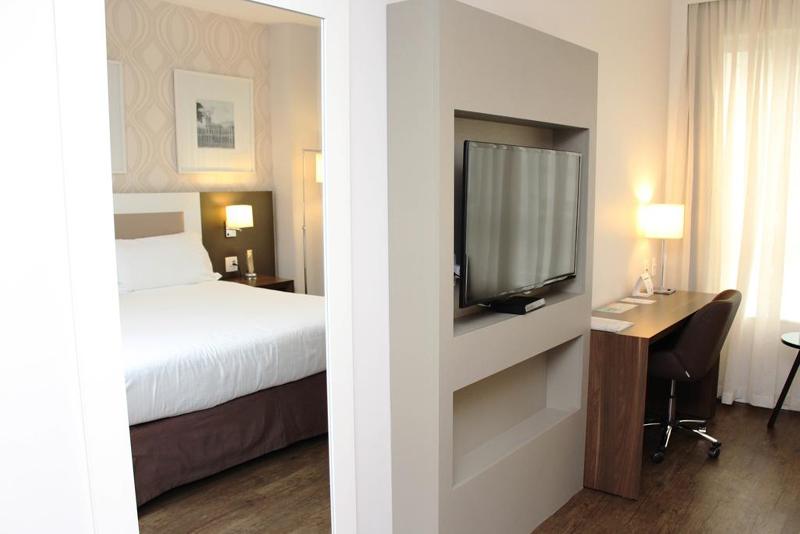 带大床的豪华间, Holiday Inn Belo Horizonte Savassi, An Ihg