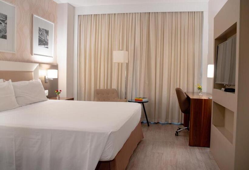 带大床的豪华间, Holiday Inn Belo Horizonte Savassi, An Ihg